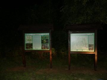 tablice w miejscowości Tadzin wstawione juz po zmierzchu, <p>fot. S. Piskorski</p>